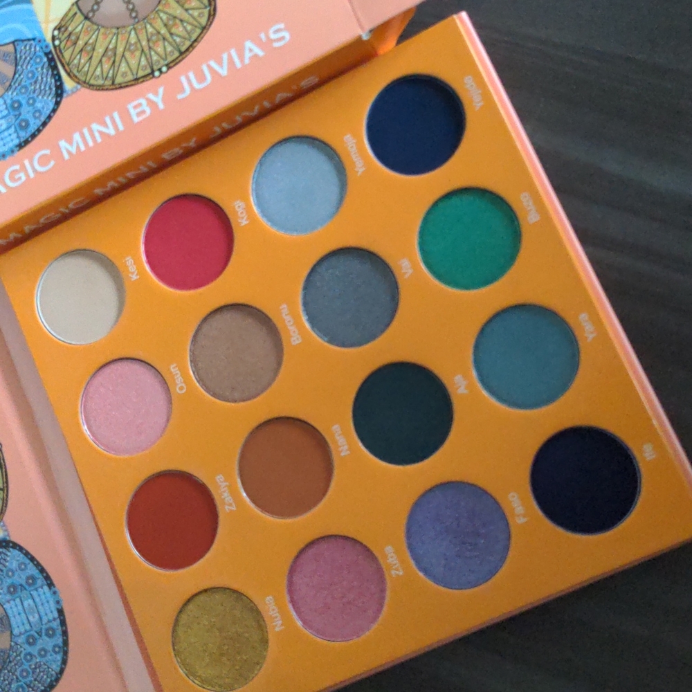 Juvias place magic mini Eyeshadow Palette